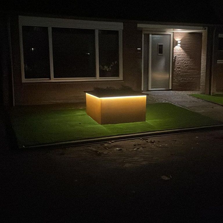 Заварена саксия за цветя от кортен стомана Алабама с LED 120 x 120 x 80 cm