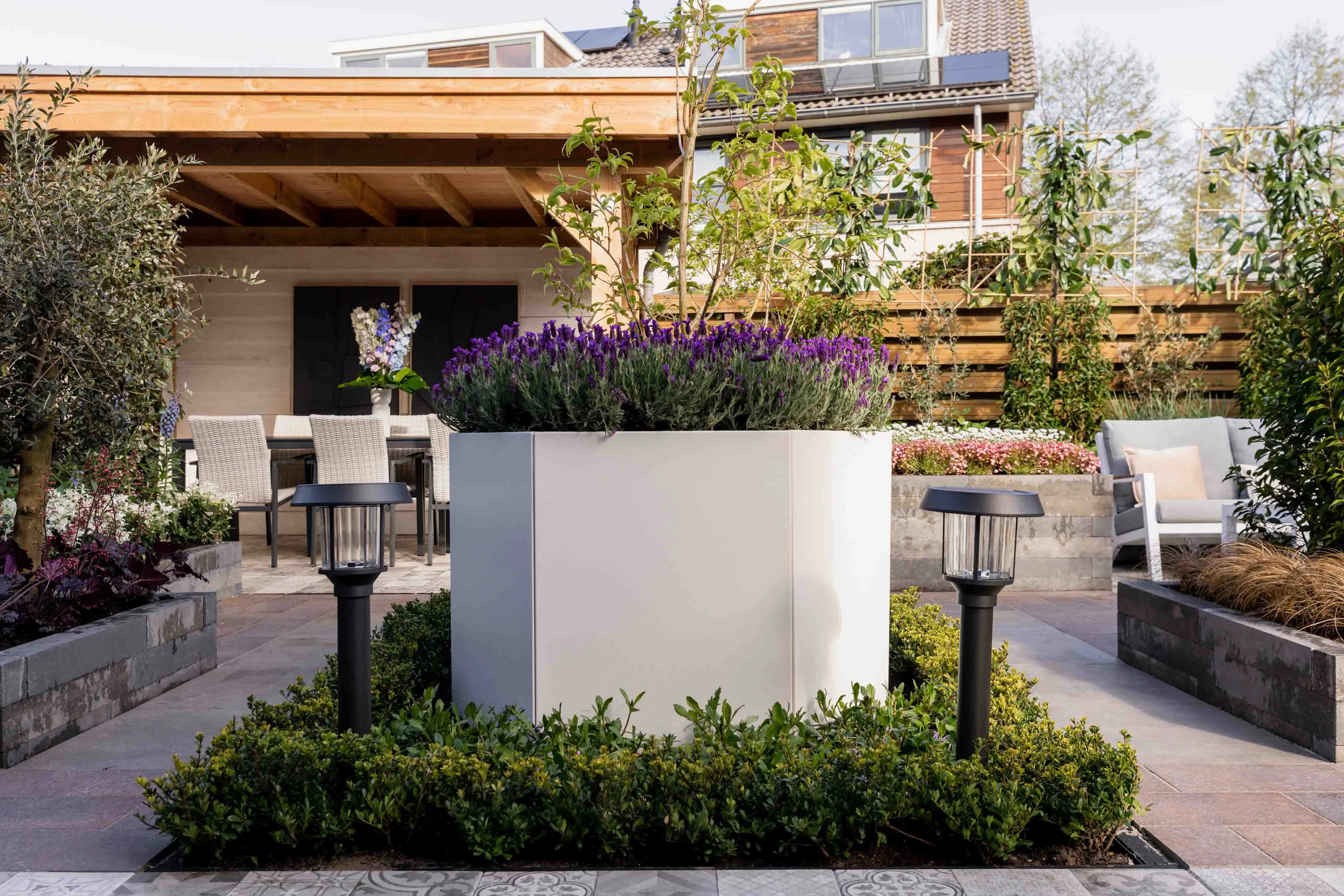 Вдъхновение за градината: големи саксии за външно ползване